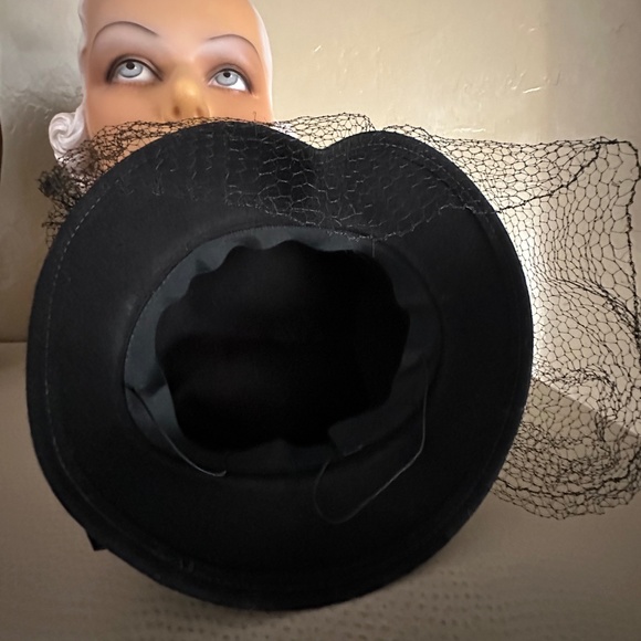 SOPHISTICATED 1930s\' BLACK FELT HAT WITH TALL CROWN, GOLD DISKS, PEARLS & VEIL main image 7